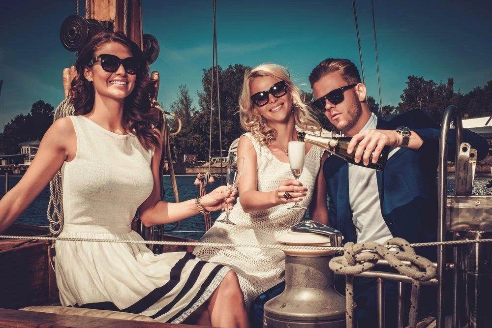 Beber champán en un barco